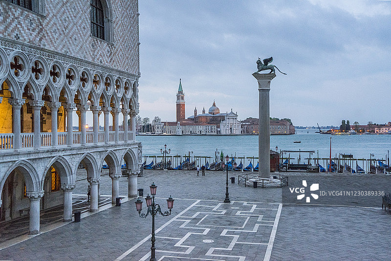 圣马可小广场：眺望马尔恰纳图书馆、总督宫和圣乔治马焦雷教堂图片素材