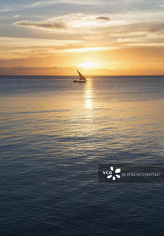 坦桑尼亚桑给巴尔Kizimkazi的传统帆船三角帆船图片素材