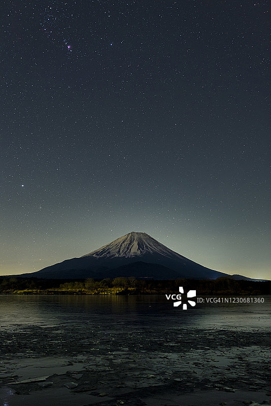 夜晚冰湖中的富士山倒影图片素材