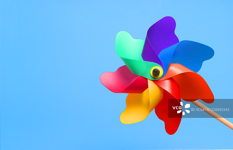 蓝色背景上的玩具风车图片素材