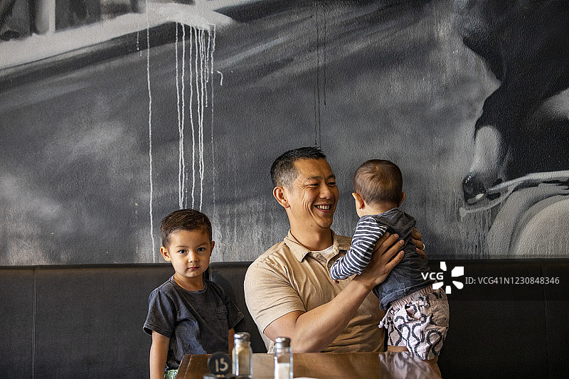 和爸爸共进午餐图片素材