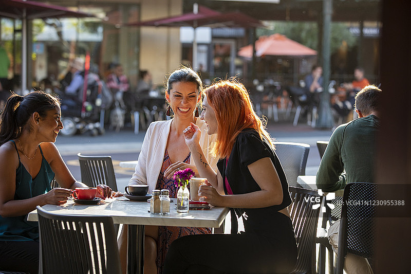 阳光下品咖啡图片素材