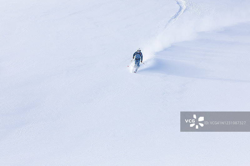 年轻男子在楚格峰山区滑雪图片素材