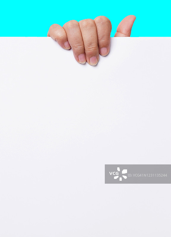 女士手持白色纸张（带模糊颜色剪切路径）图片素材