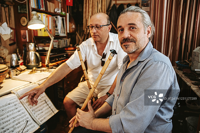 男子在唢呐工坊学习唢呐课程图片素材