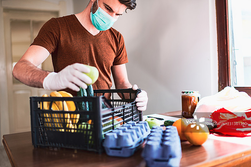 隔离期间的食品配送图片素材