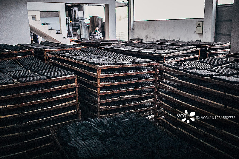 工厂货架上的水烟煤图片素材
