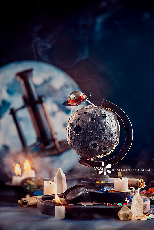 天文静物：带有蜡烛和烟雾的月球地球仪，留有复制空间图片素材