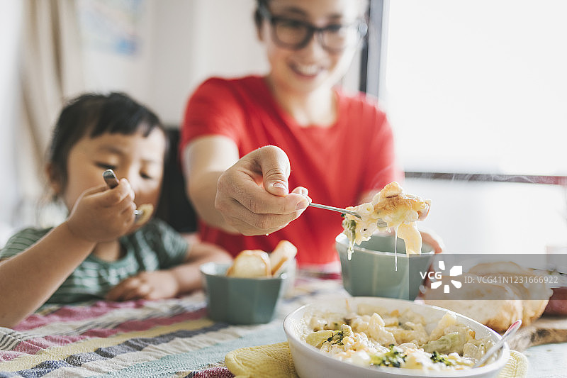 一家人在家吃午饭图片素材
