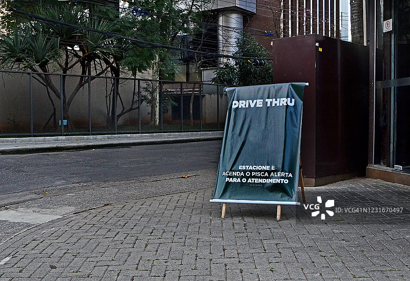 圣保罗餐厅前指示“drive thru”系统的标志图片素材