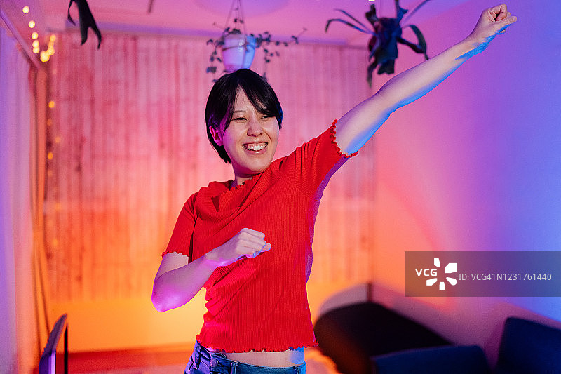 在家跳舞的年轻女子图片素材