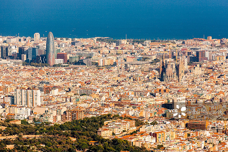 西班牙巴塞罗那城市天际线鸟瞰（左：阿格巴塔，右：圣家堂）图片素材