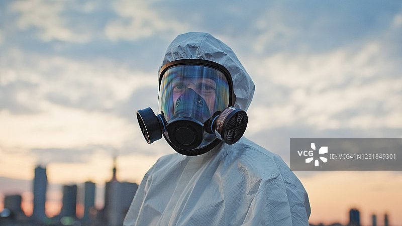 楼顶上的肖像：身穿防护服的医护人员看着镜头图片素材