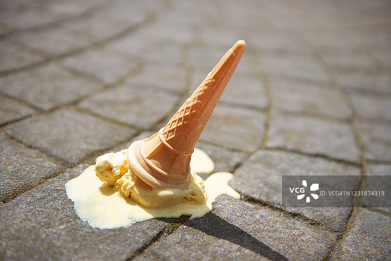 掉落的香草冰淇淋图片素材