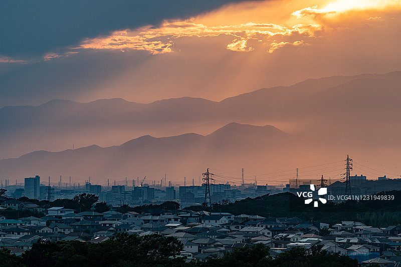 日本神奈川县居民区的日落光线图片素材