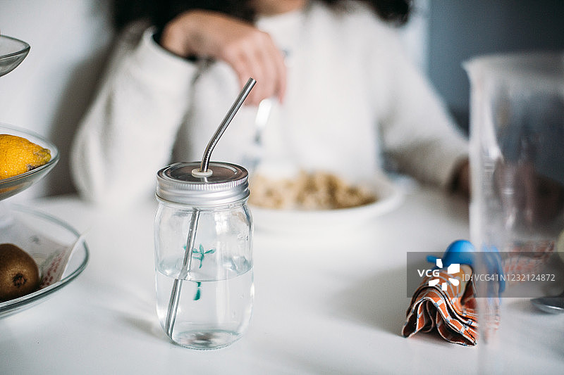 带不锈钢吸管的梅森罐图片素材