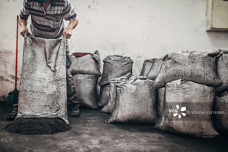 在煤厂努力工作的中年男人图片素材