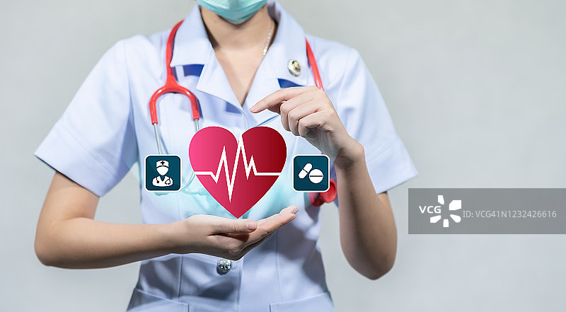 医生手持医生图标、心脏和药物，白色背景图片素材