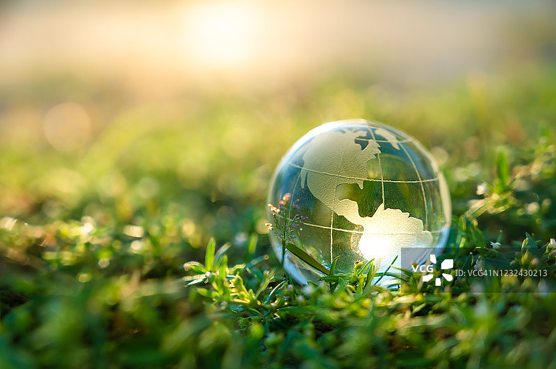 拯救世界，保护环境概念：绿色背景下的地球图片素材