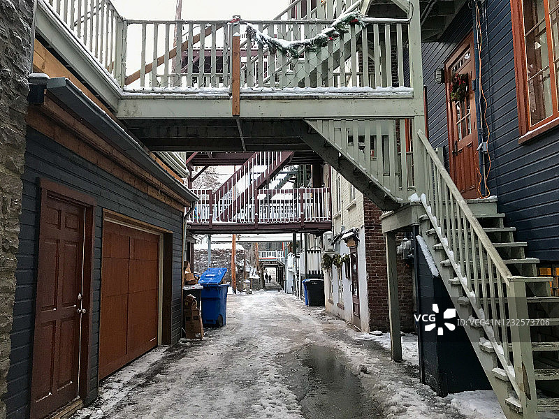 加拿大魁北克老城区房屋二楼间的木制楼梯和通道图片素材