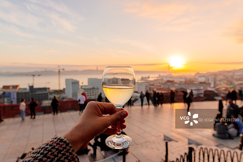 在圣卡塔琳娜观景台品尝绿酒，眺望里斯本天际线（葡萄牙）图片素材
