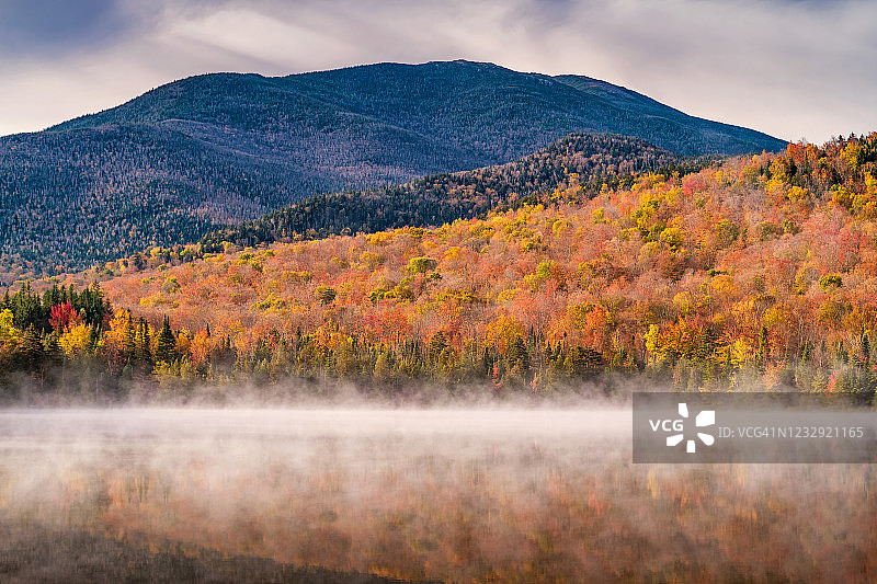 美国纽约州普莱西德湖附近的心形湖泊秋景图片素材