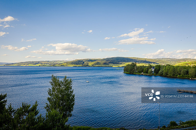 湖泊和茂盛绿地的鸟瞰图图片素材