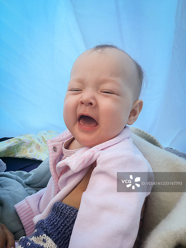 在挪威海德马克露营的婴儿图片素材