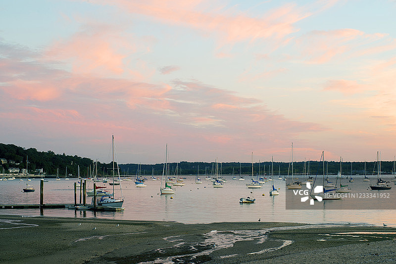 纽约长岛Glen Cove的亨普斯特德湾岸边的码头图片素材