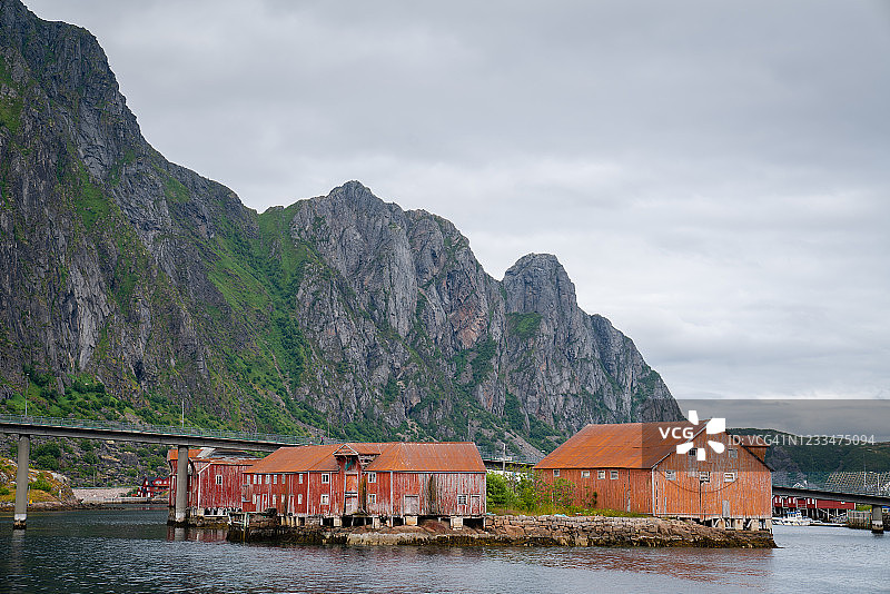 挪威斯沃尔韦尔古镇的群山环绕图片素材