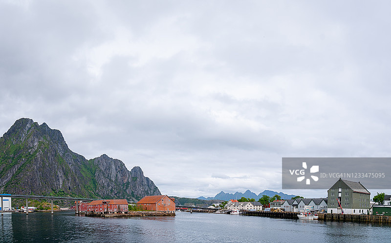 挪威斯沃尔韦尔古镇的群山环绕图片素材