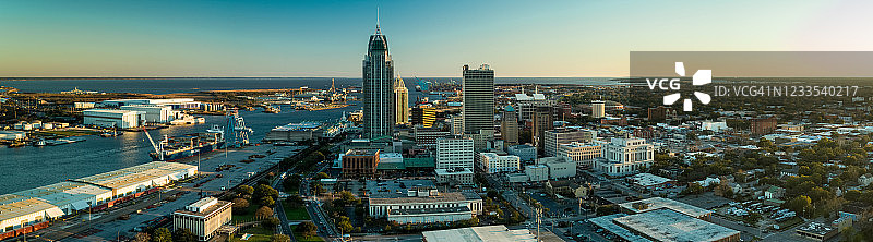 阿拉巴马州莫比尔港口和市中心日落全景航拍图片素材