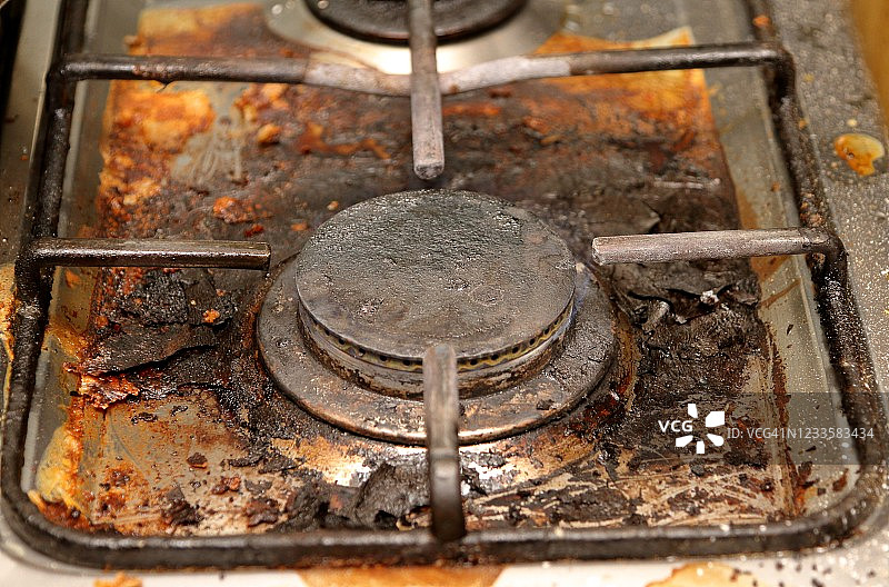 厨房里脏的家用燃气灶图片素材