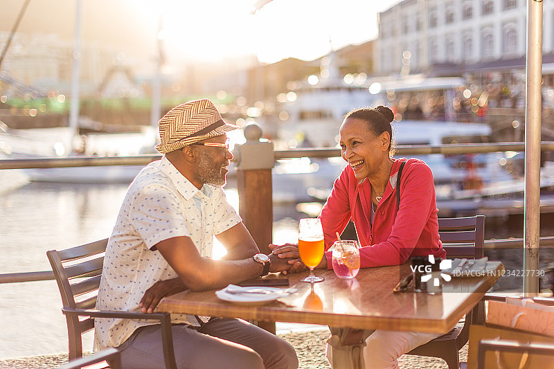 年长夫妇在开普敦海滨户外餐厅喝酒图片素材