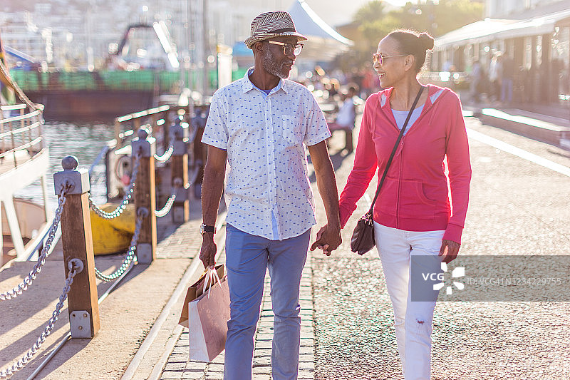 老年夫妇在开普敦海滨购物图片素材