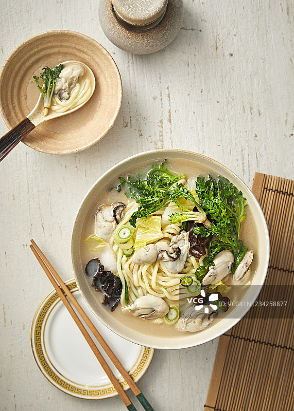 牡蛎荠菜海鲜香辣面条汤图片素材