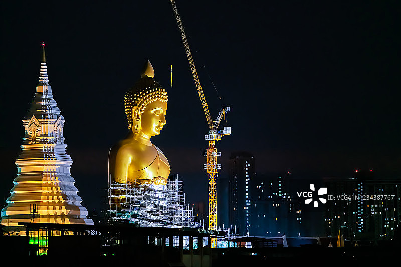 泰国巴南寺美丽的夜间大佛和城市景观图片素材