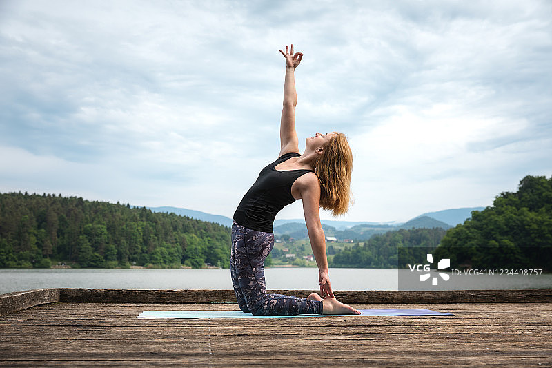 女人在湖边做瑜伽图片素材