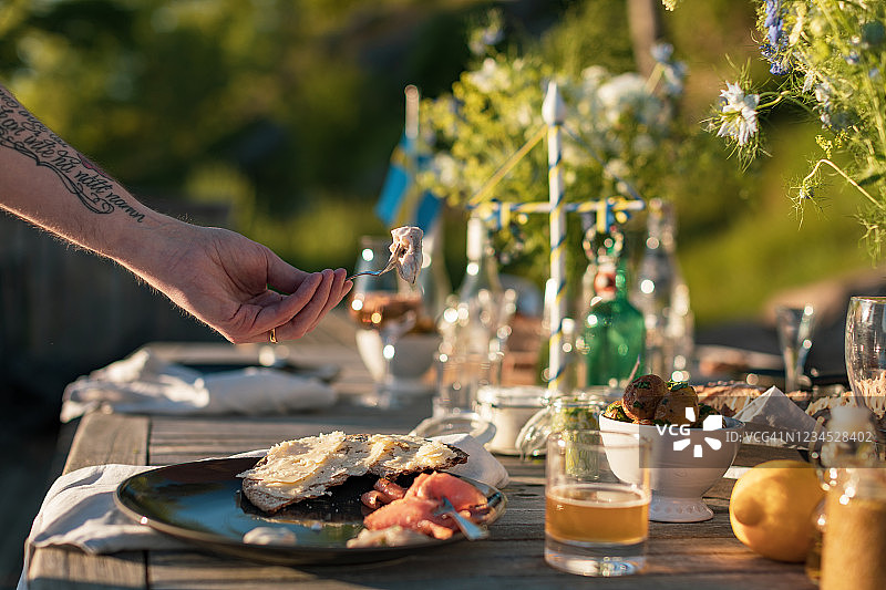 男子用叉子叉起一块鲱鱼图片素材