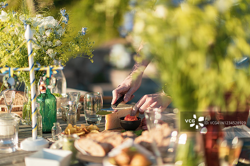 男人切一片奶酪图片素材