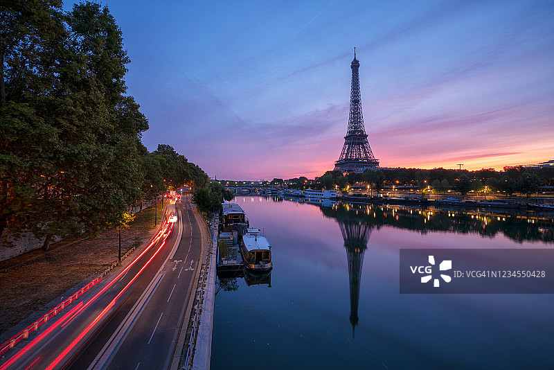 法国巴黎埃菲尔铁塔塞纳河日落美景图片素材