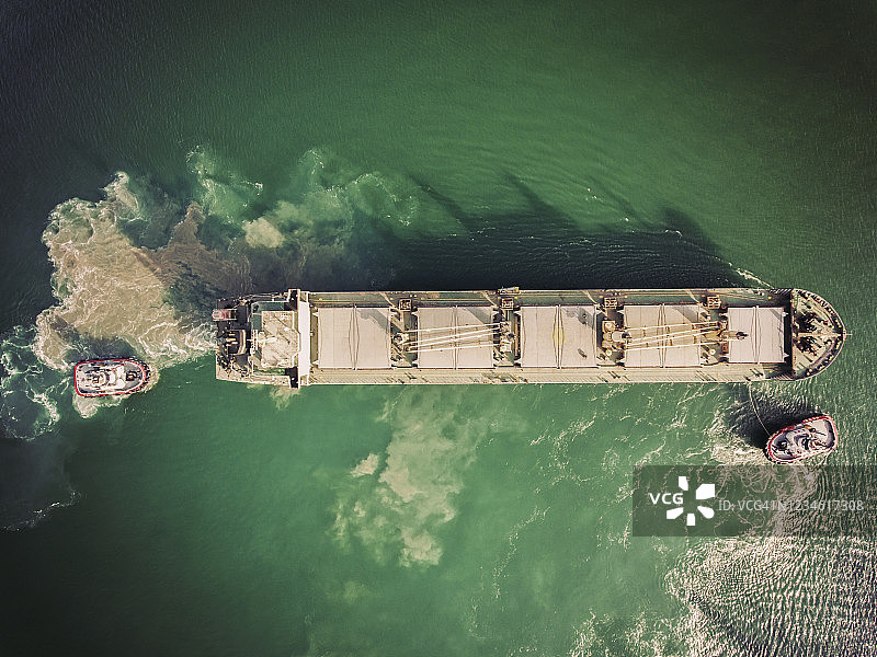海面上油轮从炼油厂运油的鸟瞰图图片素材