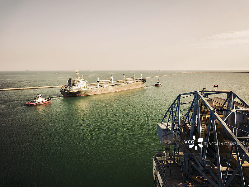 海面上油轮从炼油厂运油的鸟瞰图图片素材