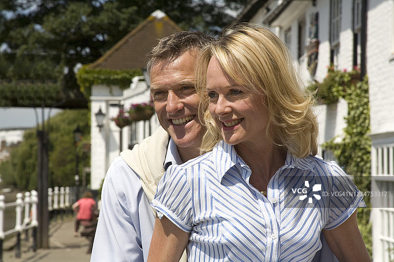 伦敦奇斯威克的情侣近景图片素材