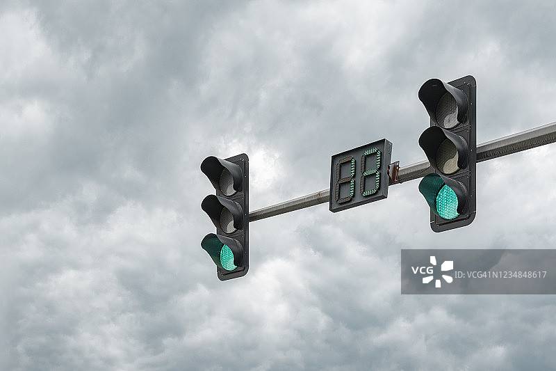 乌云下的交通灯图片素材