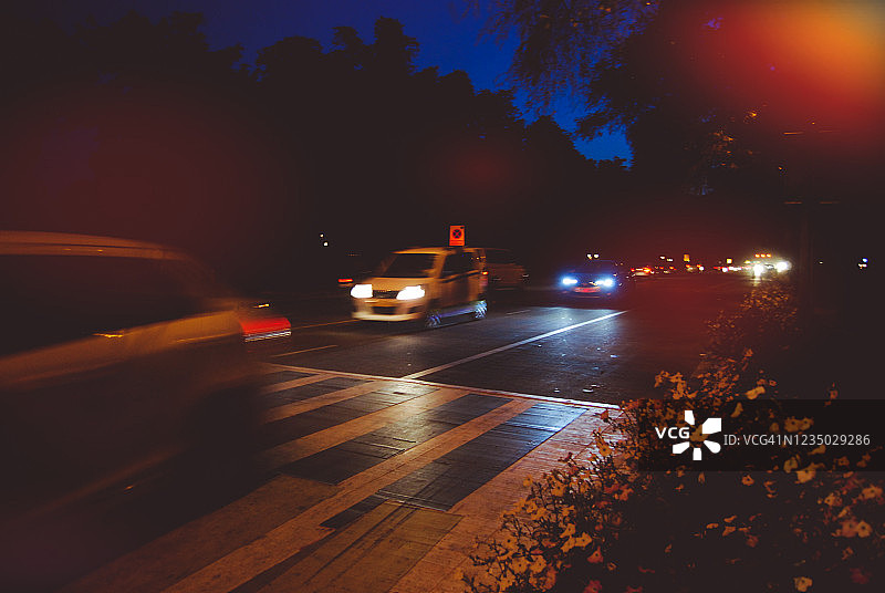 新德里街头夜间车流图片素材