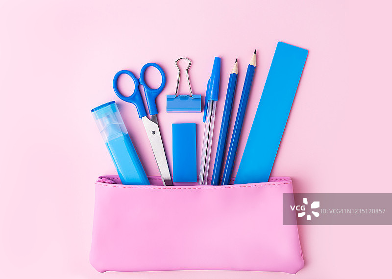 返校概念：铅笔盒、文具和学校用品，粉色背景，顶部视角，留白图片素材