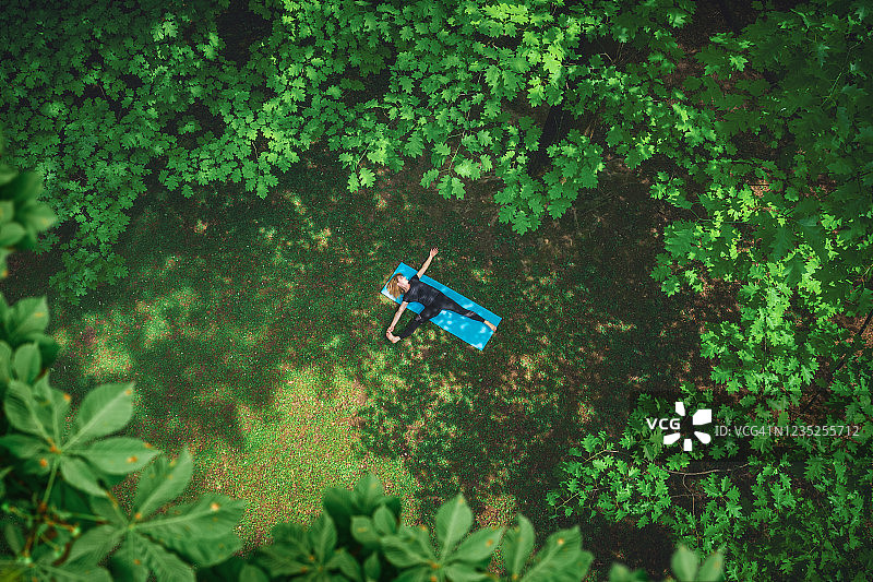 在公园里做瑜伽的女人图片素材