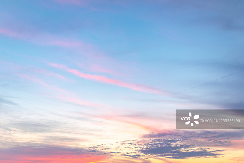 粉色云朵下的蓝色天空日落图片素材