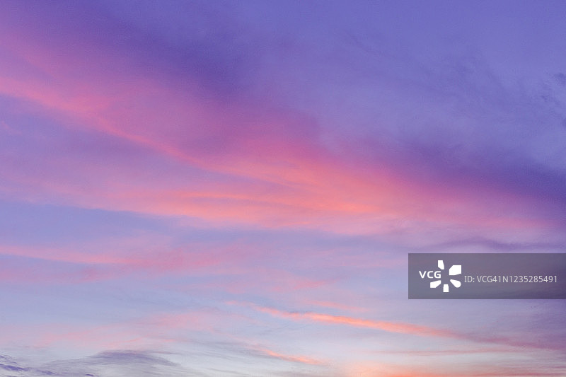 粉色云彩下的紫色日落天空图片素材
